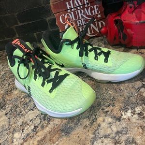Basketball shoes